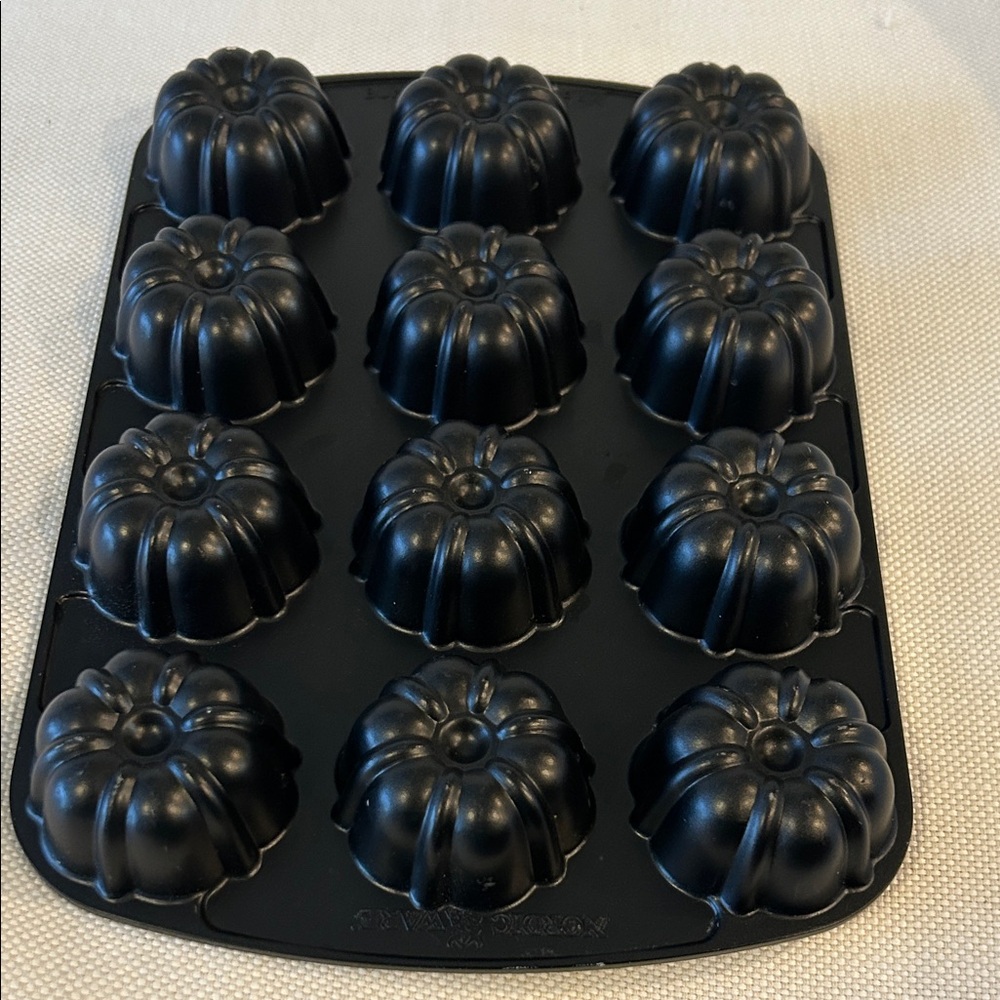 WILLIAMS SONOMA Nordic Ware Mini Bundt Fluted Muffin Pan, NWOT - Picture 2 of 5